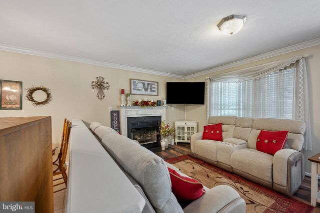 407 FREEZE RD, Linden, VA 22642