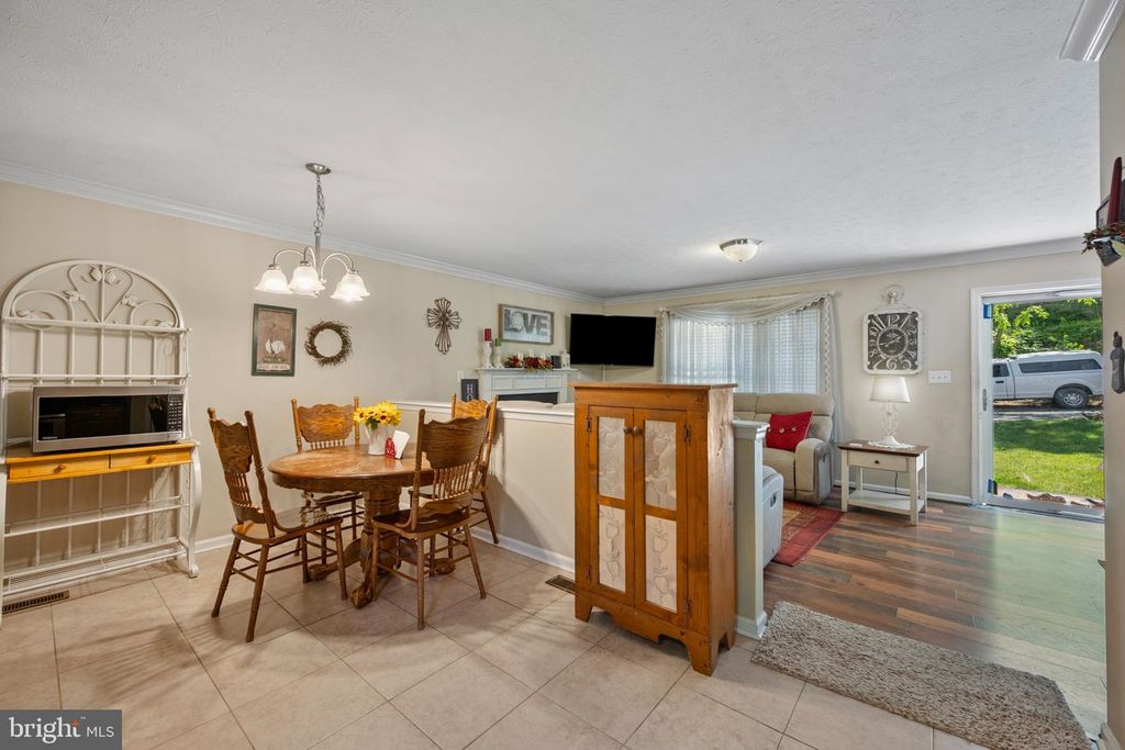 407 FREEZE RD, Linden, VA 22642