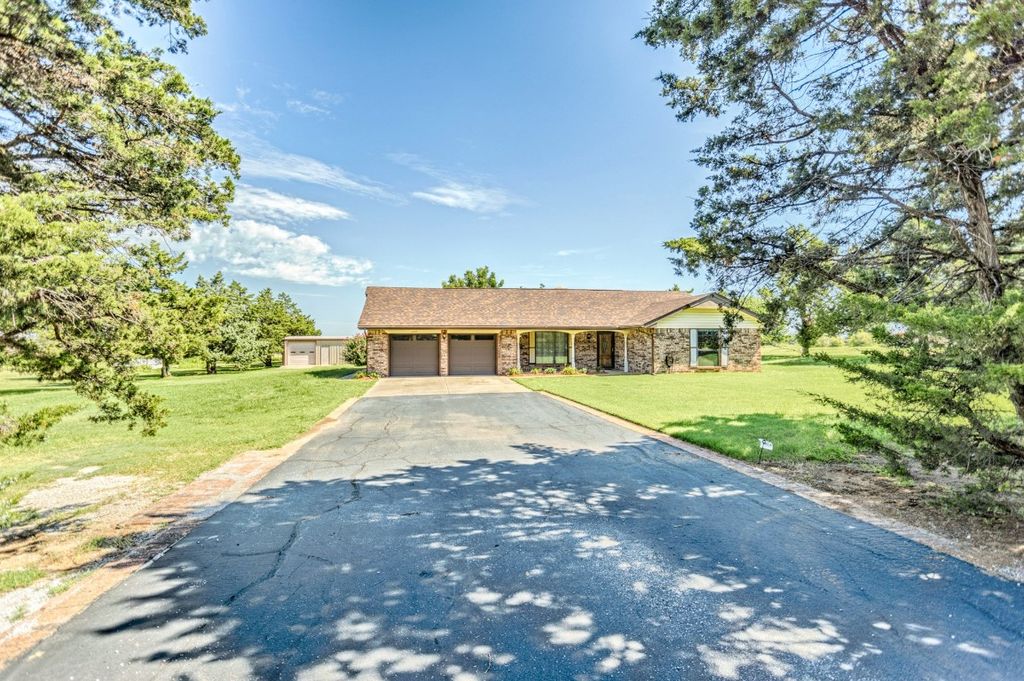 4225 N Horseshoe Drive, Guthrie, OK 73044