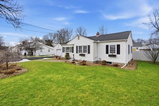 100 Kensington St, Agawam, MA 01030