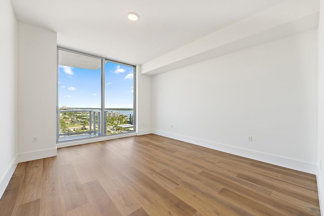 220 Lake Shore Drive N-1521, Lake Park, FL 33403