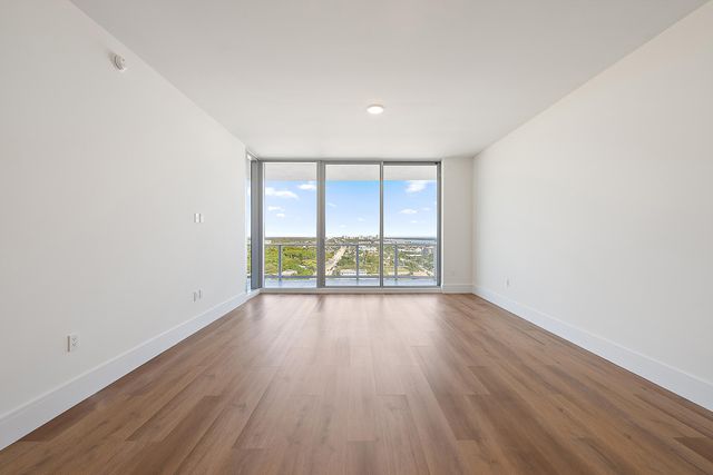 220 Lake Shore Drive N-1521, Lake Park, FL 33403