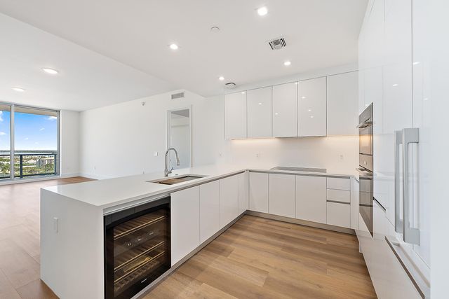 220 Lake Shore Drive N-1521, Lake Park, FL 33403