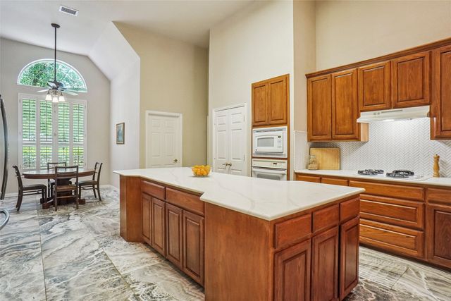 1100 Cogburn Court, Shady Shores, TX 76208