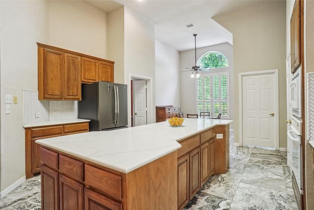 1100 Cogburn Court, Shady Shores, TX 76208