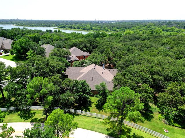 1100 Cogburn Court, Shady Shores, TX 76208