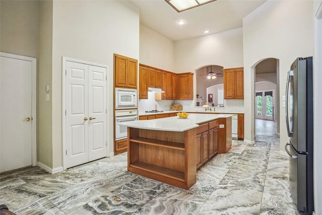 1100 Cogburn Court, Shady Shores, TX 76208