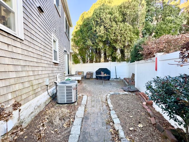 8 Fox Point, Boston, MA 02125