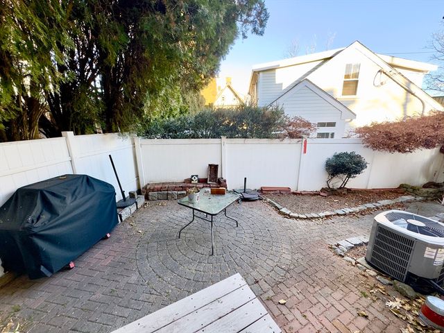 8 Fox Point, Boston, MA 02125