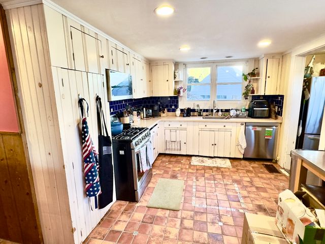 8 Fox Point, Boston, MA 02125