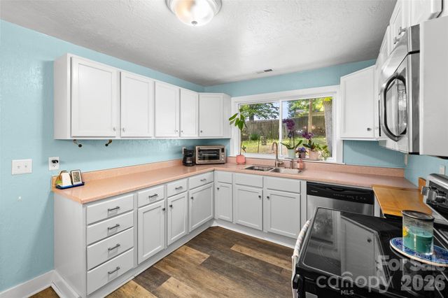 28 Cathys Cove Road, Hendersonville, NC 28792