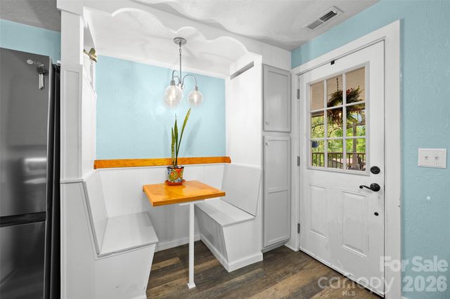 28 Cathys Cove Road, Hendersonville, NC 28792