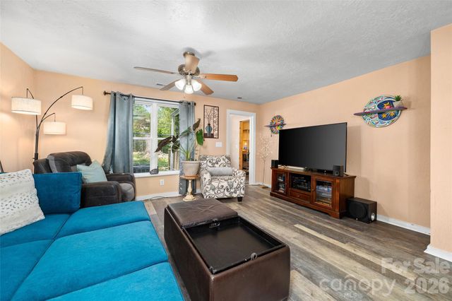 28 Cathys Cove Road, Hendersonville, NC 28792