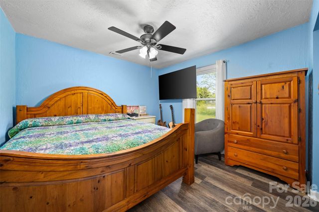28 Cathys Cove Road, Hendersonville, NC 28792