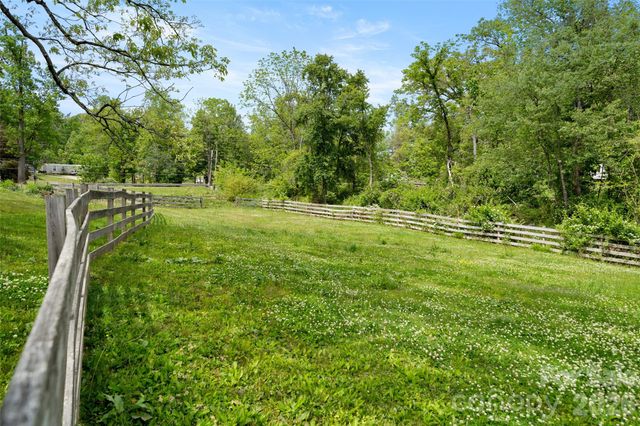 28 Cathys Cove Road, Hendersonville, NC 28792