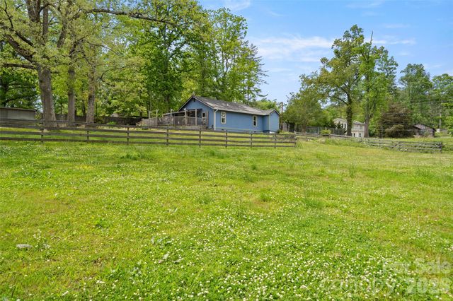 28 Cathys Cove Road, Hendersonville, NC 28792