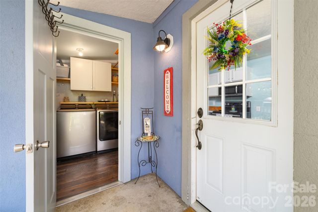 28 Cathys Cove Road, Hendersonville, NC 28792