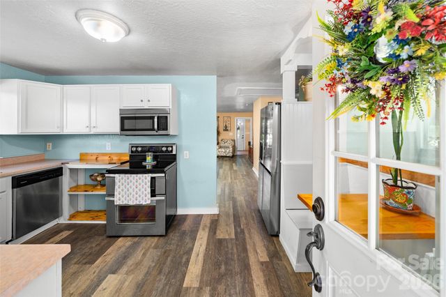 28 Cathys Cove Road, Hendersonville, NC 28792