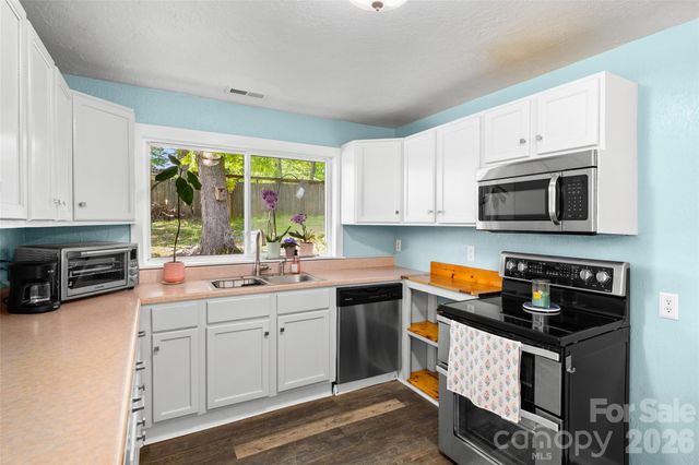 28 Cathys Cove Road, Hendersonville, NC 28792