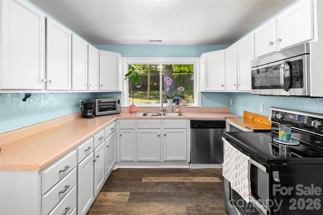 28 Cathys Cove Road, Hendersonville, NC 28792