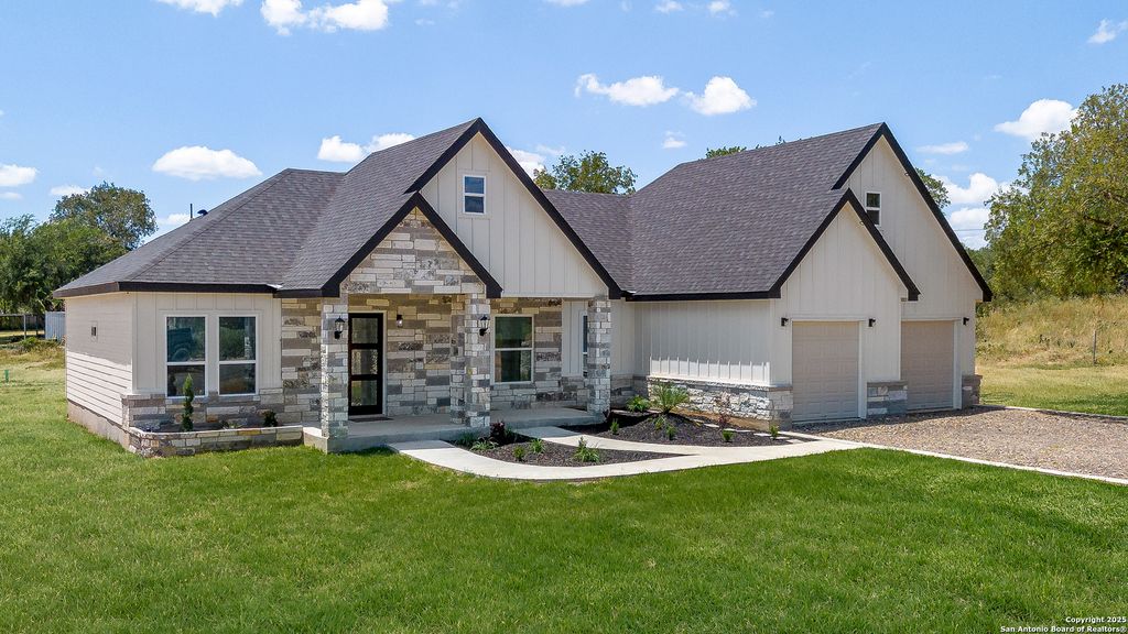 120 County Road 6852, Lytle, TX 78052