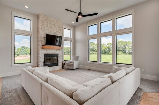 6320 NE 164th Street, Smithville, MO 64089