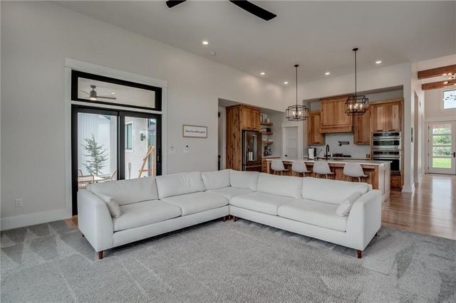 6320 NE 164th Street, Smithville, MO 64089