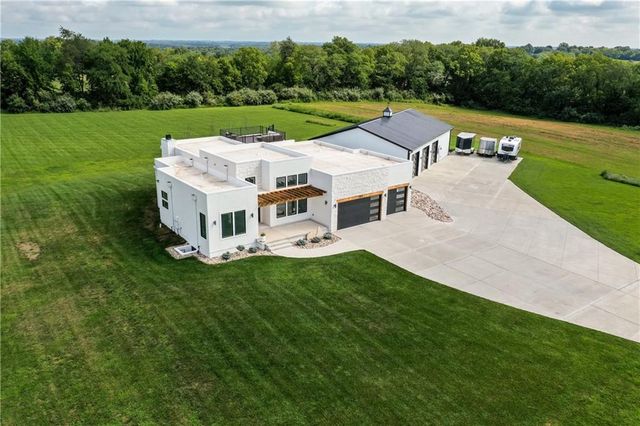 6320 NE 164th Street, Smithville, MO 64089