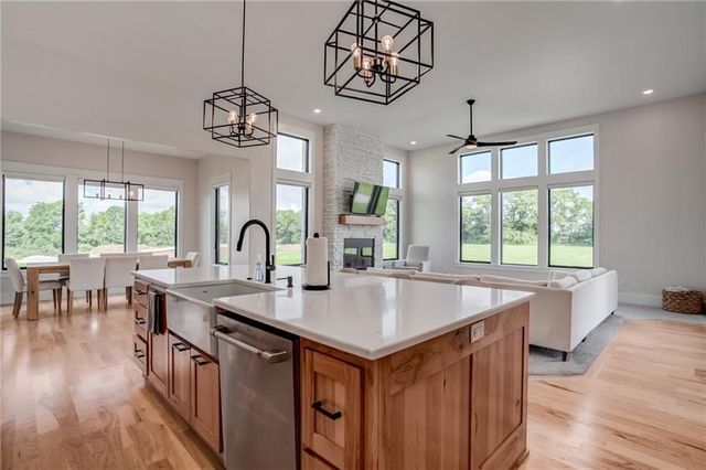 6320 NE 164th Street, Smithville, MO 64089