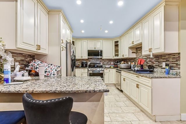 14 Oakhurst St, Boston, MA 02124