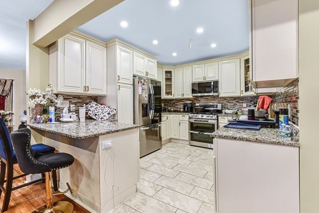 14 Oakhurst St, Boston, MA 02124