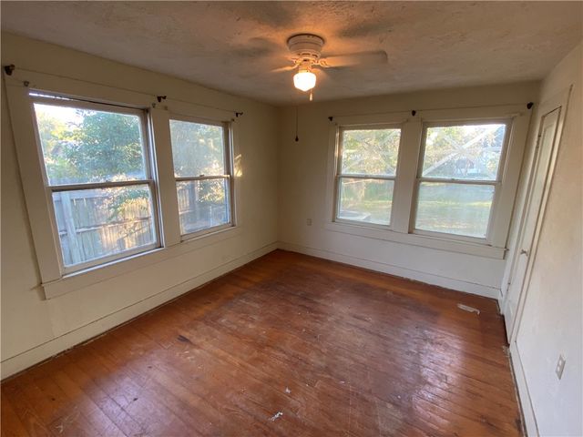 215 W Heard St, Refugio, TX 78377