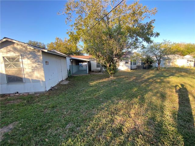 215 W Heard St, Refugio, TX 78377
