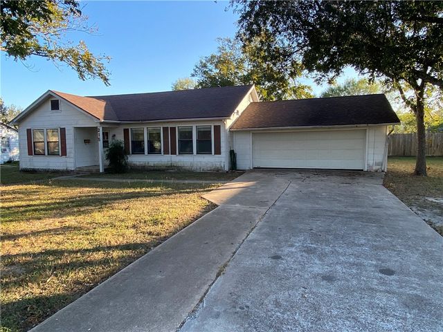 215 W Heard St, Refugio, TX 78377