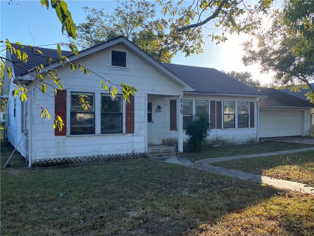 215 W Heard St, Refugio, TX 78377