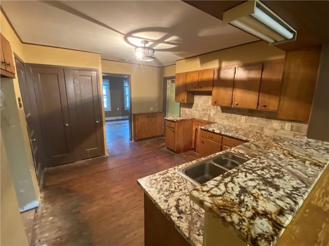 215 W Heard St, Refugio, TX 78377