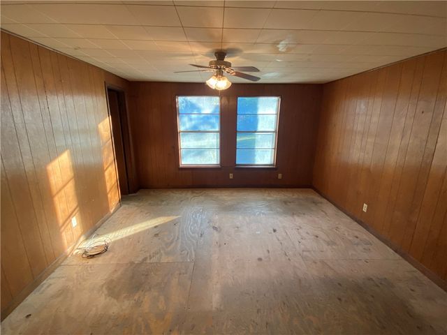 215 W Heard St, Refugio, TX 78377