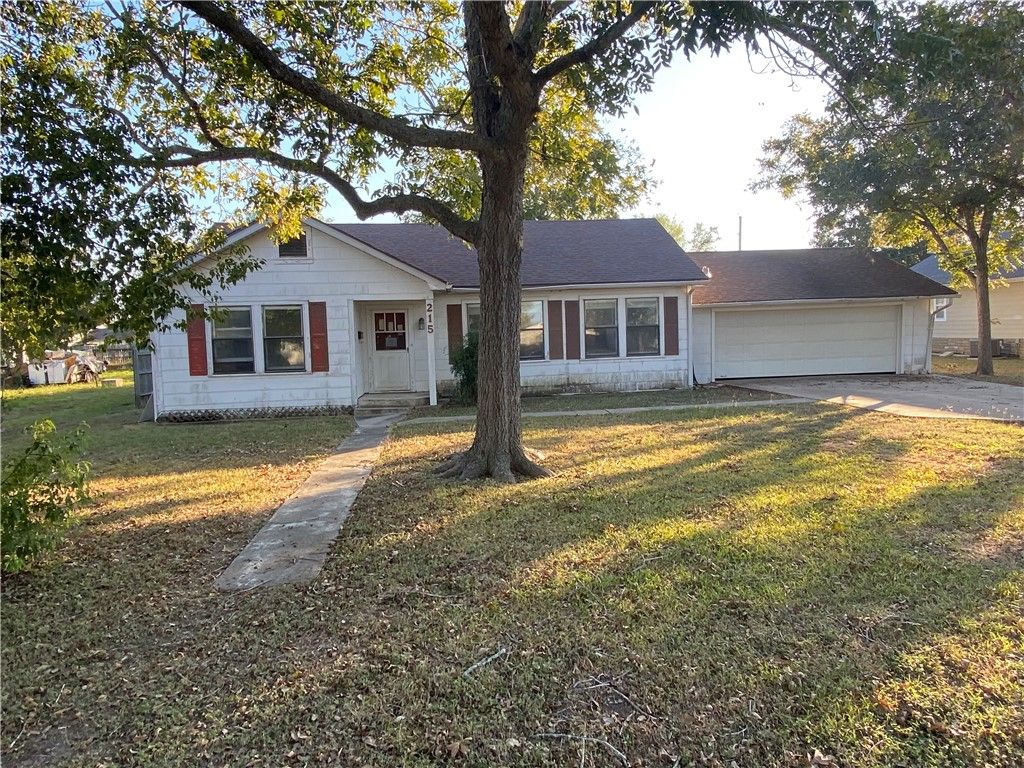 215 W Heard St, Refugio, TX 78377