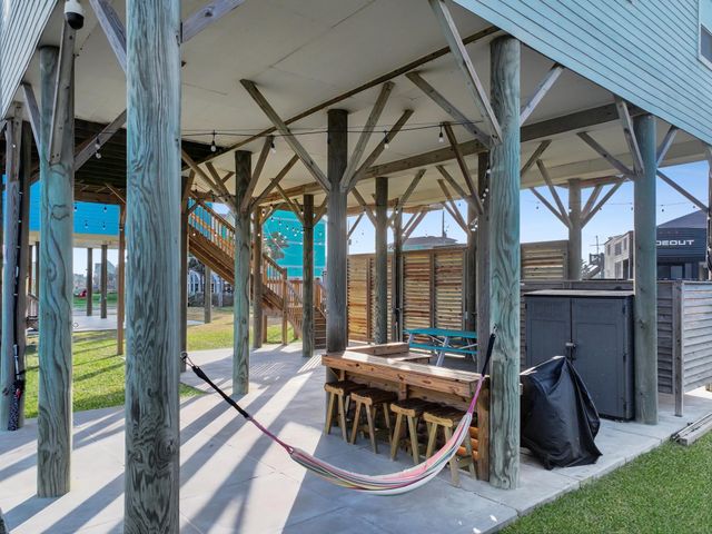1890 Atlantis Lane, Crystal Beach, TX 77650