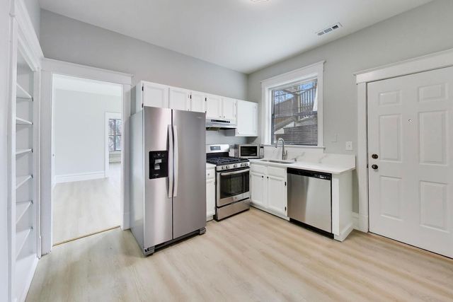 2114 W Byron Street 1, Chicago, IL 60618