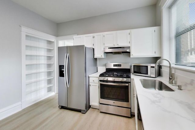 2114 W Byron Street 1, Chicago, IL 60618