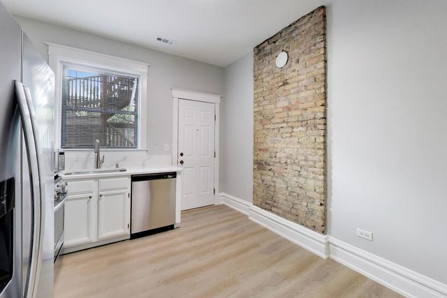 2114 W Byron Street 1, Chicago, IL 60618