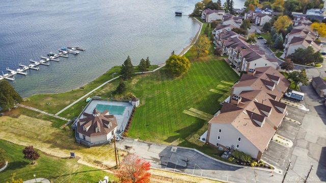 3432 Loon Lake Court, Waterford, MI 48329