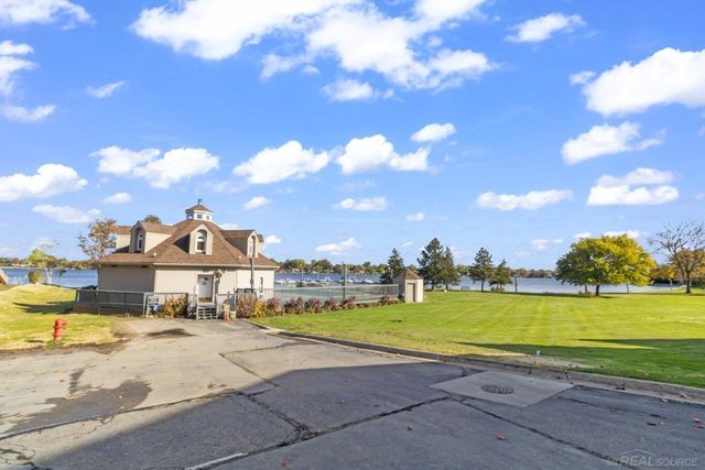 3432 Loon Lake Court, Waterford, MI 48329