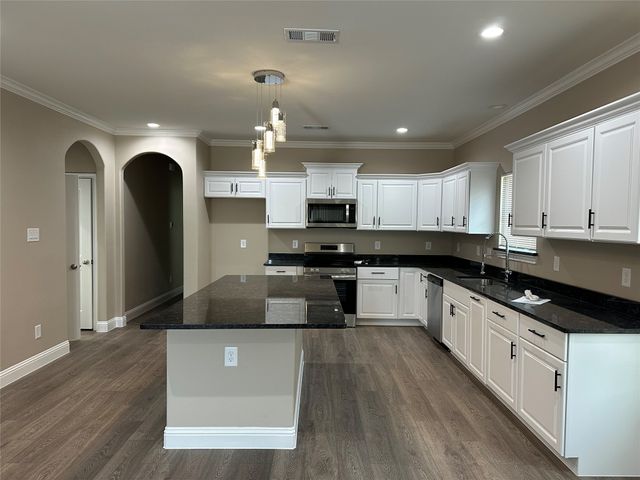 1011 S Preston Street, Ennis, TX 75119