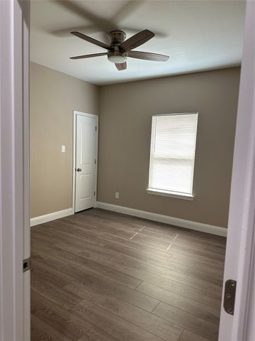 1011 S Preston Street, Ennis, TX 75119