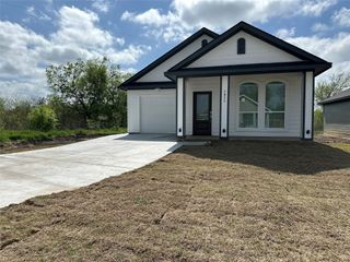 1011 S Preston Street, Ennis, TX 75119