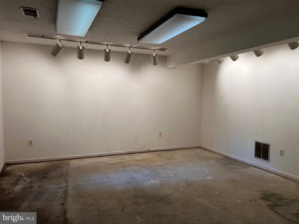 Image 15 of property listing at 6009 WILD GINGER CT, Columbia, MD 21044