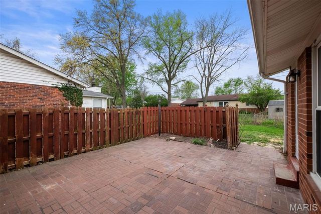 2975 Dover Drive, Florissant, MO 63033