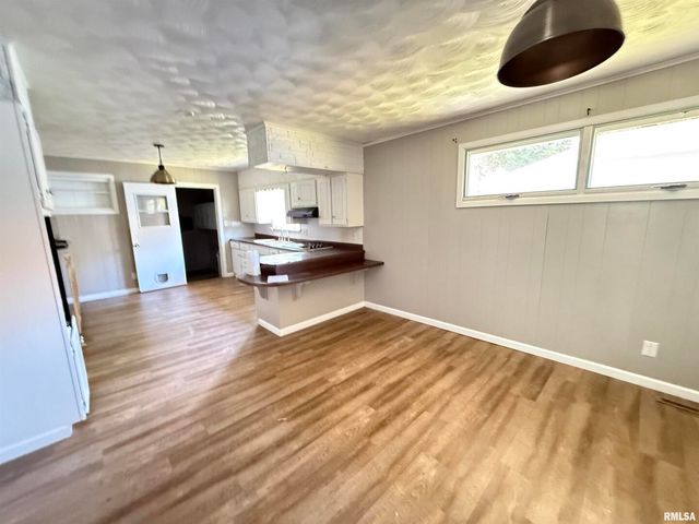 211 E CLEVELAND Street, West Frankfort, IL 62896